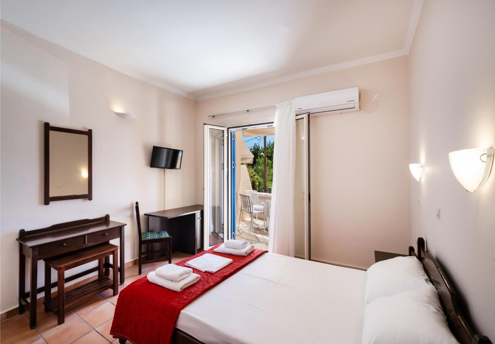 Ionio Hotel Nikiana Exterior photo